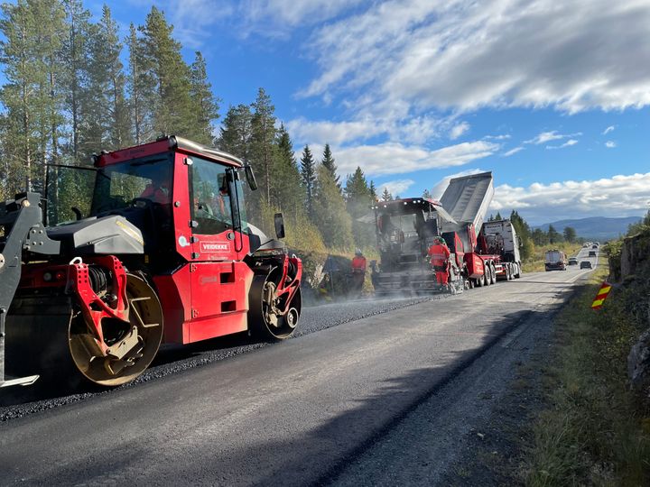 Asfaltering med klimavennlig asfalt med plantebasert bindemiddel på E14 i Meråker i Trøndelag. Foto: Ellinor Hansen