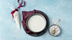 Melisglasur laget med piskede eggehviter, sitron og melis - også kalt royal icing. (Foto: MatPrat.no)