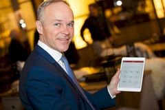 Jan Tore Sanner viser frem Postens digitale postkasse, Digipost.