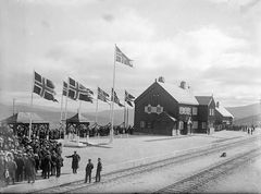 Det var høytidelig stemning på Hjerkinn da Dovrebanen åpnet den 17. september 1921. Foto: Severin Worm-Petersen. (Kilde: Jernbanemuseet/Digitalt museum)