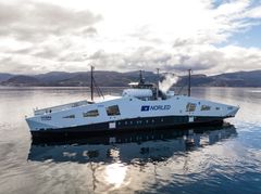 Hydra with the white hydrogen tank visible. The steam is water steam. Photo: Norled