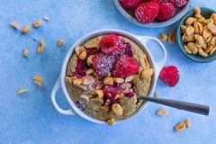 Baked oats med peanøtter og bringebær. Foto: MatPrat, Therese Elstad.
