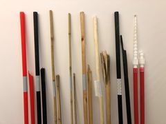 Brøytestikkene som er testet. Hele ved siden av de som er knekt etter stor belastning, for å se hvordan skaden blir. Fra venstre: rød plast, svart plast, tykk bambus, tynn bambus, furu, pil, svart plast med riller, skrubrøytestikke. Foto: Øystein Larsen.