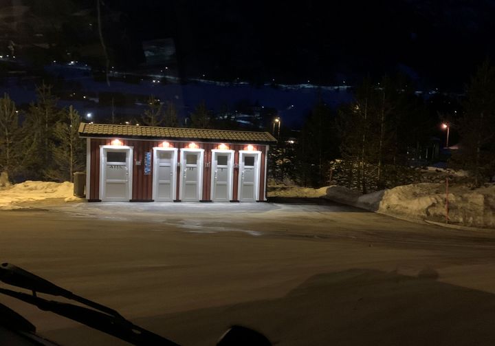 Til fritt bruk i saken: Haukelitunet ved E134 er bare ett av flere steder som er permanent stengt eller har automatisk nattstenging. Dette toalettet stenges med automatisk lås kl. 22:00. Foto: Petter Røed.