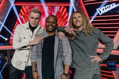 The Voice team Yosef: Kristoffer Edvardsen og Endre Gryting med Yosef Wolde-Mariam.