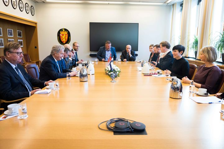 Medlemmer fra utenriks- og forsvarskomiteen møtte Finlands president Sauli Niinistö tidligere i oktober. Foto: Stortinget