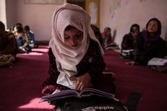 FARLIG SKOLEVEI: Hajira (10) forteller at hun er redd for å bli kidnappet når hun går til og fra skolen som ligger i Kabul-provinsen i Afghanistan. FOTO: Stefanie Glinski / Redd Barna