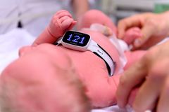 Hver dag dør 7000 nyfødte barn verden
over. Leger ved Stavanger universitetssjukehus og Sykehuset Østfold undersøker om en hjerteratesensor som legges rundt magen på nyfødte, kalt NeoBeat, kan føre til raskere og bedre pustehjelp.