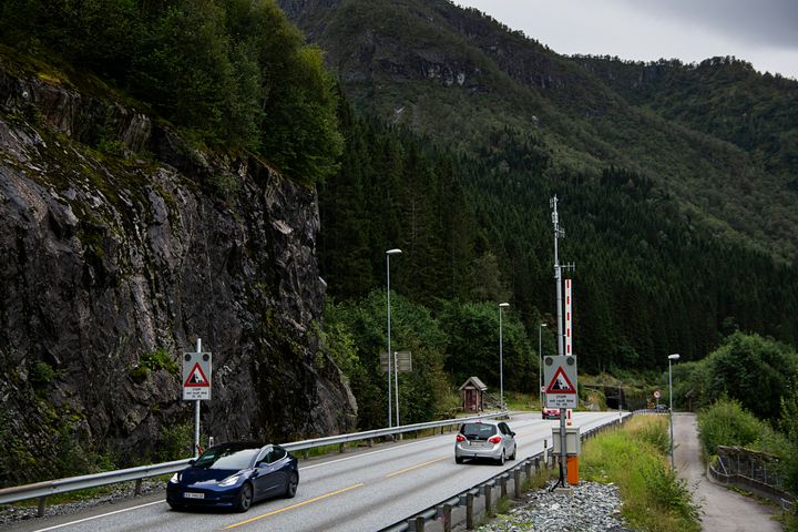 Avgiftene på diesel- og bensin må kuttes, mener NAF. Fordi folk er avhengige av bilen på hverdagsreisen rammer de høye prisene hardt (Foto: NAF)