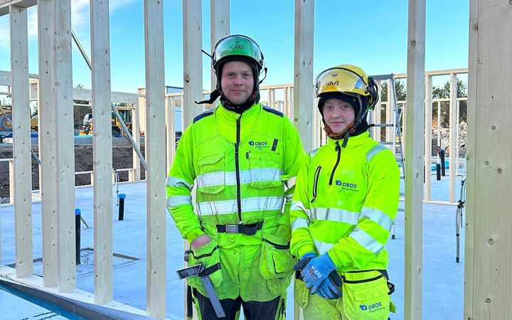 Tømrerbas Per Håkon Løvoll og tømrerlærling Tora Synes Hagerup holder sikkerheten høyt på agendaen når de bygger leiligheter og rekkehus i boligprosjektet Fjordsyn i Ålesund. Foto: OBOS