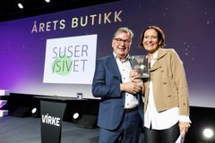 Årets butikk: Ove Hansrud fra Tekstilforum og prisvinner Siv Helen Grødem.