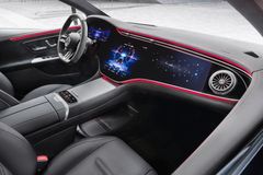 Mercedes-AMG EQE 43 4MATIC med 476 hestekrefter og 858 Nm. MBUX Hyperscreen er tilleggsutstyr.