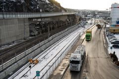 UBRUKT JERNBANESPOR: Parallelt med den tungt trafikkerte havneveien følger trailersjåførene et nesten ubrukt jernbanespor som ender på Kneppeskjær. Foto: HK. Riise.