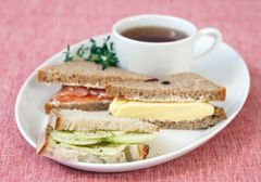 Sandwicher er viktige når britene serverer afternoon tea. Her er tre forskjellige sandwicher med agurk, egg royal og røkelaks. Foto: Brodogkorn.no