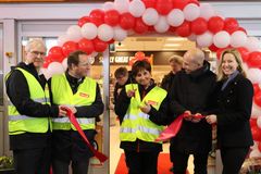 SNORKLIPP. Aud Kari Egeland, forhandler og stasjonsdriver på Circle K Forus, klipper den symbolske snoren, mens (f.v.) Tom Digerås, prosjektleder for merkeskiftet fra Statoil til Circle K, Gard Inge Olstad, salgsdirektør Circle K Norge AS, Henrik Øinæs Habberstad, merkevaresjef Statoil ASA og Karen Onsager Keiserud, markedsdirektør Statoil ASA følger med. Foto: Daniel Hansen.