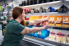 Bredt utvalg: Kjølediskene med varer fra TINE vil stå i umiddelbar nærhet til varene fra Nortura i Felleskjøpets butikker. Med dette kommer enda flere av bondens varer ut i bondens butikk. (Foto: Espen Solli)