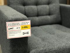 – Lenestolen har et varmt og innbydende utseende, med et rent og stilig uttrykk. Litt som presidenten selv. Foto: IKEA