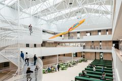 Heimdal videregående skole og idrettshall i Trondheim  har løftet en hel bydel og blitt en arena for læringsglede, idrett og kreativ utfoldelse.

Hundven-Clements Photography.