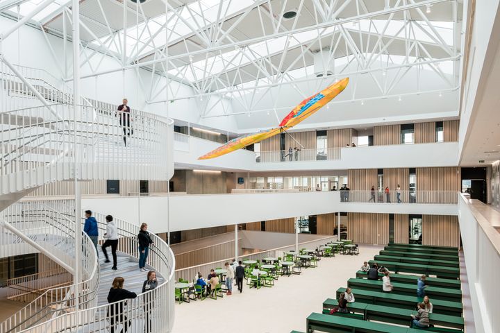 Heimdal videregående skole og idrettshall i Trondheim  har løftet en hel bydel og blitt en arena for læringsglede, idrett og kreativ utfoldelse.

Hundven-Clements Photography.