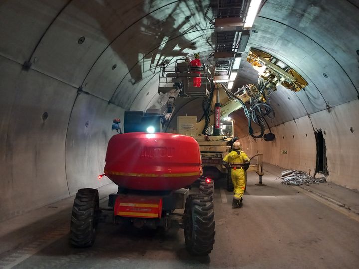 For å få byttet ut de skadde veggelementene i Nøstvettunnelen, må først flere takelementer fjernes – en omfattende reparasjonsjobb. (Foto: Kai Gundersen / Statens vegvesen)