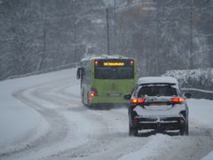 Stort snøfall har ført til mange ulykker og utforkjøringer på veiene i natt og morgentimene i dag. (Foto: If)