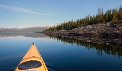 En padletur på Norges nest største innsjø, Røssvatnet, i sol og blikkstille vann er en god opplevelse (Foto: NAF)