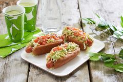 Smak på denne deilige completosen med kål, guacamole og tomatsalsa