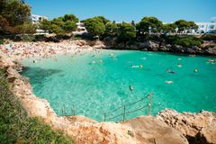 KAMP OM PLASSENE: Mallorca er sommerens mest populære reisemål hos Ving. Dersom du planlegger en Mallorca-ferie begynner det å haste hvis du vil velge fra øverste hylle. Bildet er fra Cala d´Or. Foto: Ving.