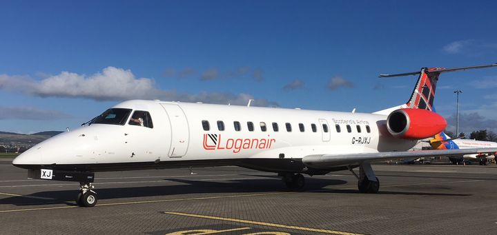 Loganairs Embraer med gjenkjennelig skotskrutet haledekor