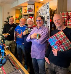 Ole Martin Alfsen, Finn Bjelke, Hans Morten Hansen, Espen Beranek Holm og Are Kalvø er klare for julesendinger på Radio Vinyl.