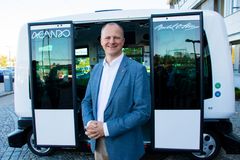 Samferdselsminister Ketil Solvik-Olsen foran en selvkjørende buss. Foto: Tor Livius Midtbø/SD