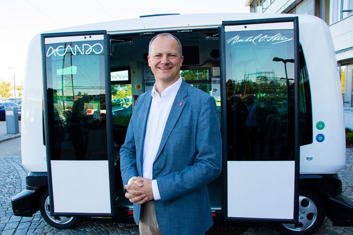 Samferdselsminister Ketil Solvik-Olsen foran en selvkjørende buss. Foto: Tor Livius Midtbø/SD