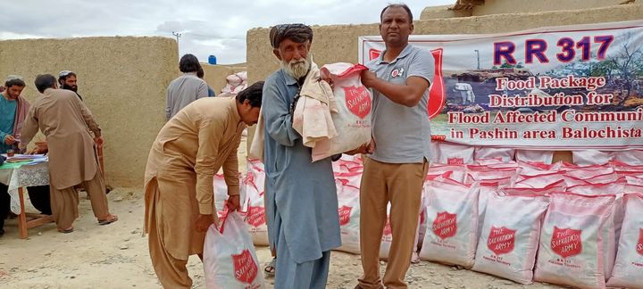 Behovet for mat og husly er stort i de flomrammede områdene i Pakistan. Frelsesarmeen er til stede med en rekke aktiviteter for å hjelpe. Foto: Salvation Army.
