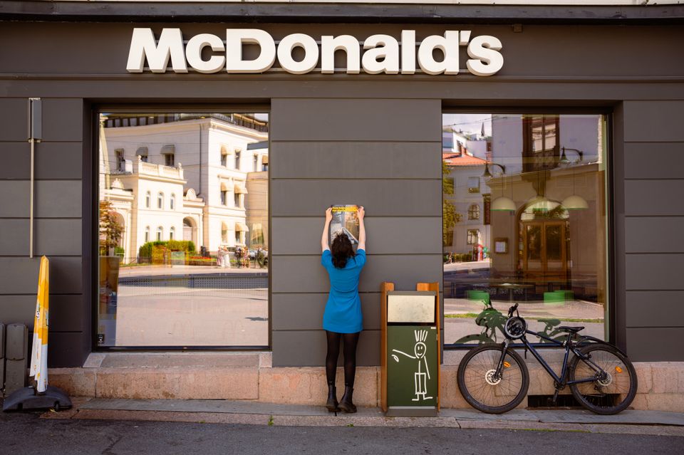 Dyrevenn henger en plakat rettet mot McDonald's