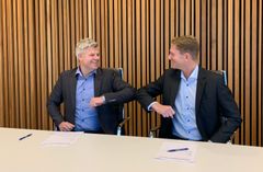 Anders Larsen, regiondirektør Kruse Smith og Sven Carl Kruse-Jensen, prosjektsjef i Bane NOR Eiendom. Foto: Kruse Smith