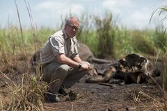 National Geographic-journalist Bryan Christy besøker Garamba nasjonalpark i Kongo, hvor krypskytere nylig har drept en elefant. Årlig blir det drept nærmere 30 000 afrikanske elefanter. Foto: National Geographic / Pablo Durana.