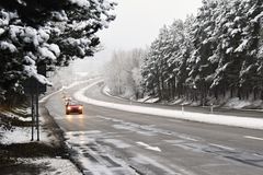 TILPASS FARTEN: Minusgrader og snø gir fare for glatte veier. Codan Forsikring minner om at det da er viktig å tilpasse farten til veiføret.  (Foto: iStock)