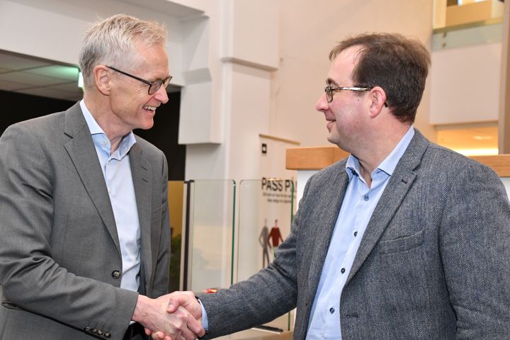 Jørn Leonhardsen (tv) , direktør i informasjonsforvaltning i Skatteetaten og leder av moderniseringsprogrammet i UDI, Marius Mølmen Moen er fornøyd med å ha forenklet innflytting for 25.000 utlendinger til Norge hvert år.  (Foto: Skatteetaten)