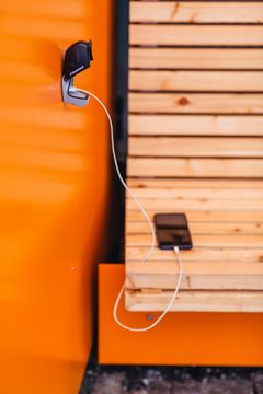 Mobiletelefonen din kan også lades med strøm fra landstrømanlegget. Foto: Geir Anders Rybakken Ørslien