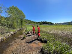 Byggeleder Tor Iver Steig i Statens vegvesen rv. Roa-Gran og miljørådgiver Even Stensrud vil bygge et nytt våtmarksområde for fugl  på et flomutsatt jorde ned mot Vigga. (Foto: Per Kollstad/Statens vegvesen)