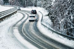 Tilpass farten etter forholdene og hold god avstand til bilen foran deg i vinterferien. Foto: iStock.