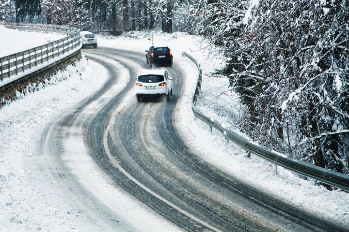Tilpass farten etter forholdene og hold god avstand til bilen foran deg i vinterferien. Foto: iStock.