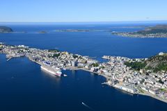 Ålesund havn er en av Regjeringen sytten prioriterte havner hvor det trengs opprydning. Foto: Harald M. Valderhaug