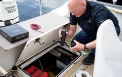 Paal Kaperdal med sensor som detekterer om vann trenger inn i båten. Foto: Fremtind