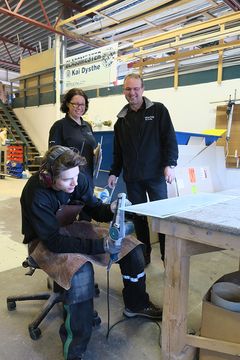 Lærling Kristoffer Heimvik Sæle lærer å skjære, forme og pusse glasset hos Kai Dysthe. Kontorsjef Nina Kemkers holder orden. Foto: Kristin Moe Krohn