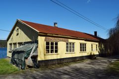 Støa leketøyfabrikk i Marnadal kommune, Vest-Agder, ble etablert i 1928, og lekene som ble laget her, er godt kjent for mange. Det er fortsatt produksjon her selv om den er mindre enn den opprinnelig var. Tilskudd fra Kulturminnefondet ga eiere mulighet til å ta vare på både kulturminnet og kunnskapen om å drifte fabrikken. (Foto: Einar Engen/Kulturminnefondet)