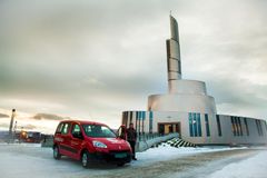 Nordlyskatedralen er en moderne kulturkirke, og samler altaværingene til ulike arrangementer. Postbud Rolf Wilhelmsen på bildet.