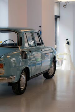 Det står en 1978-modell helt strøken Skoda som har gått 65 000 km i butikken.