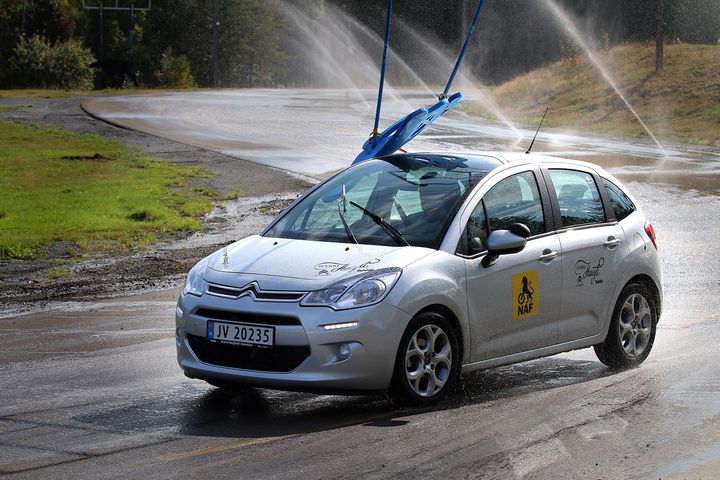 Under "Åpen dag" får du prøvd deg på unnamanøver med hinder, med forskjellige hastigheter og vanskelighetsgrader. Og på banen er det lov å gjøre feil. (Foto: NAF)