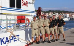 Et godt team. – Vi har blitt et skikkelig sammensveiset team, sier skipsfører Lars Solvik. F.v. styrmann Øyvind Nordstrøm, maskinsjef Trygve Johansen og skipsfører Lars Solvik fra Redningsselskapet. Anne Marie Bruu, styrkesjef Terje Klevengen og Vidar Simensen fra Politiet.